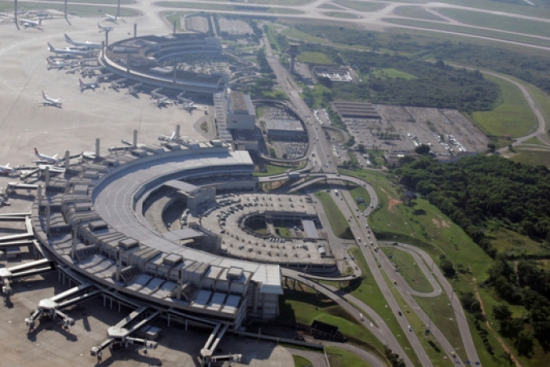 Governo arrecada R$20,8 bi com leilão de aeroportos de Galeão e Confins